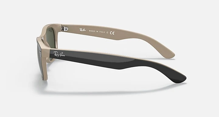 13734-ray-ban-new-wayfarer-color-mix-polished-black-frame-with-g-15-green-lenses-black-on-beige-1.webp