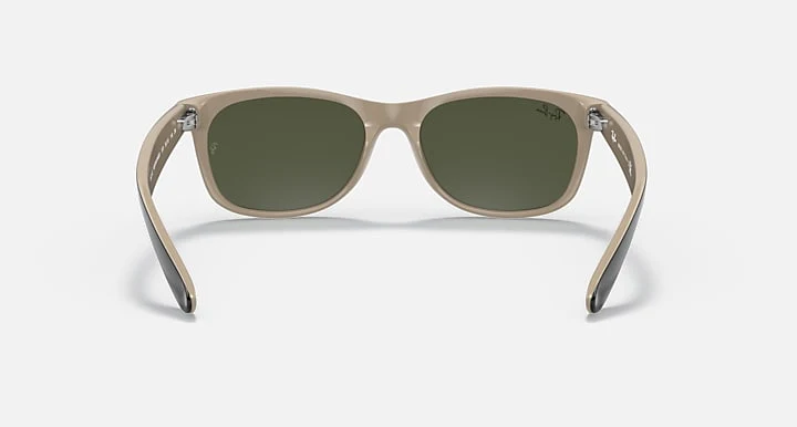 13734-ray-ban-new-wayfarer-color-mix-polished-black-frame-with-g-15-green-lenses-black-on-beige-1.webp