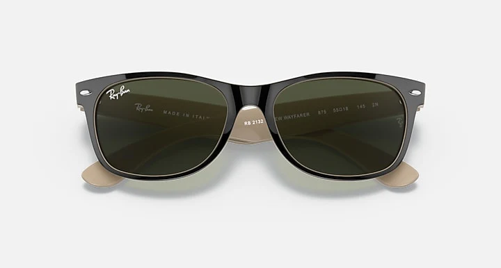 13734-ray-ban-new-wayfarer-color-mix-polished-black-frame-with-g-15-green-lenses-black-on-beige-1.webp