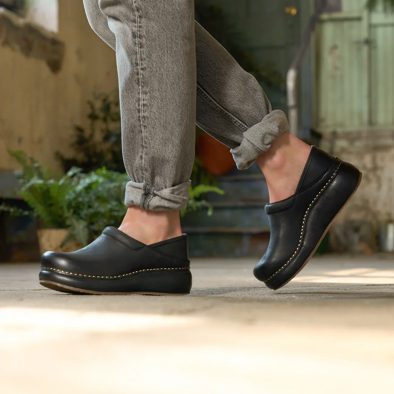 16582-dansko-platform-pro-clog-women-s-black-1.webp
