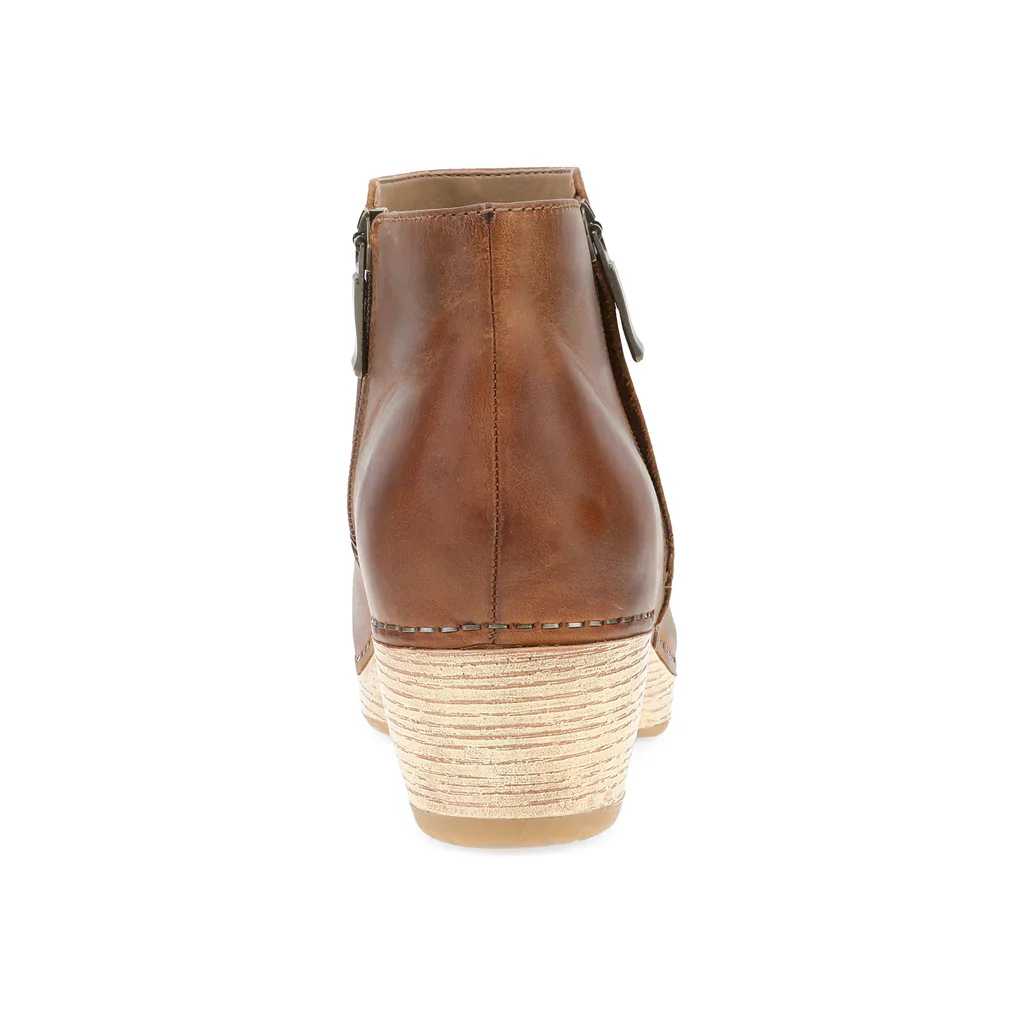 8578-dansko-lizanne-boot-women-s-taupe-1.webp
