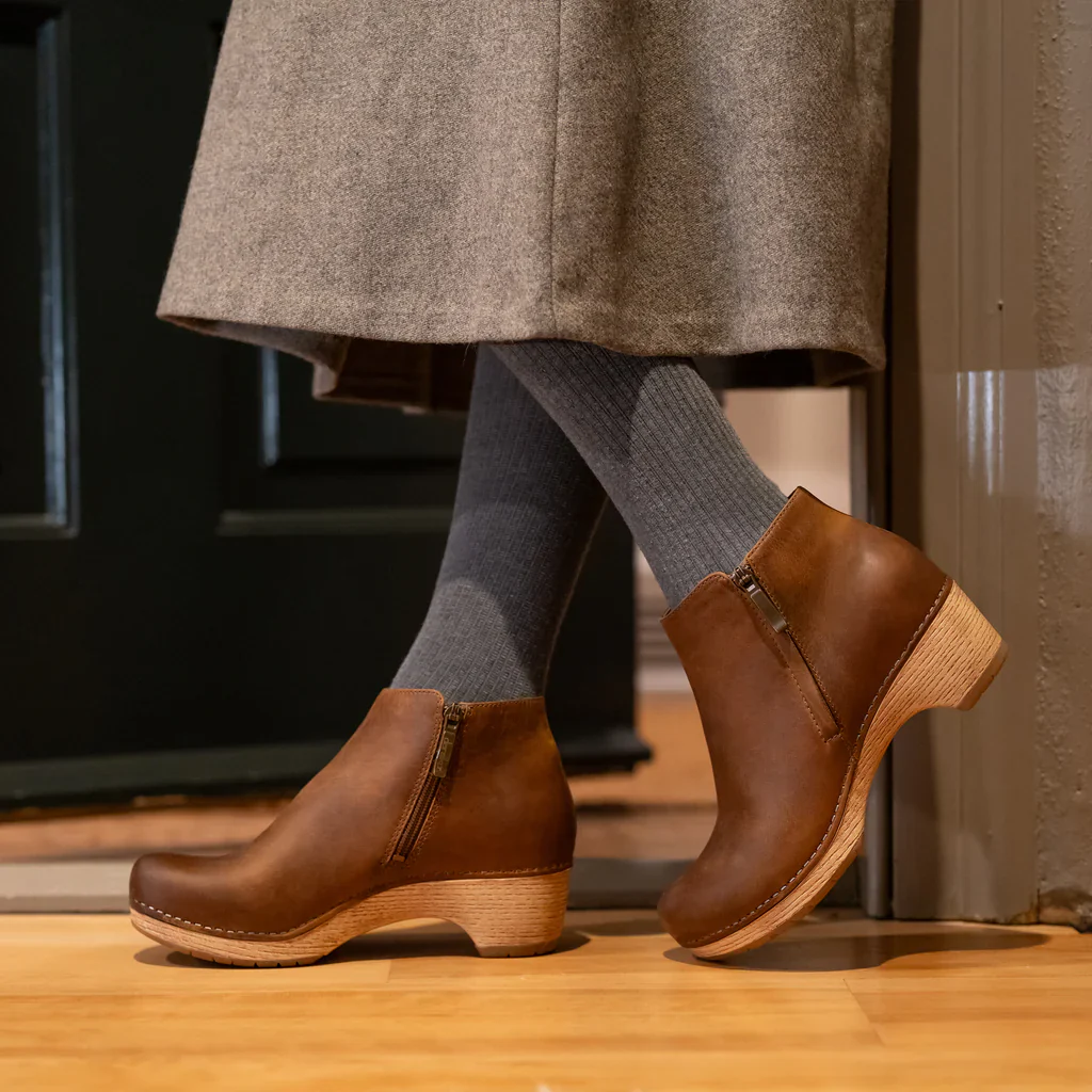 8578-dansko-lizanne-boot-women-s-taupe-1.webp