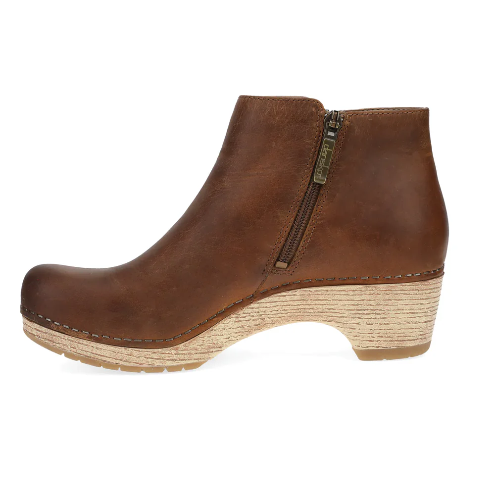 8578-dansko-lizanne-boot-women-s-taupe-1.webp