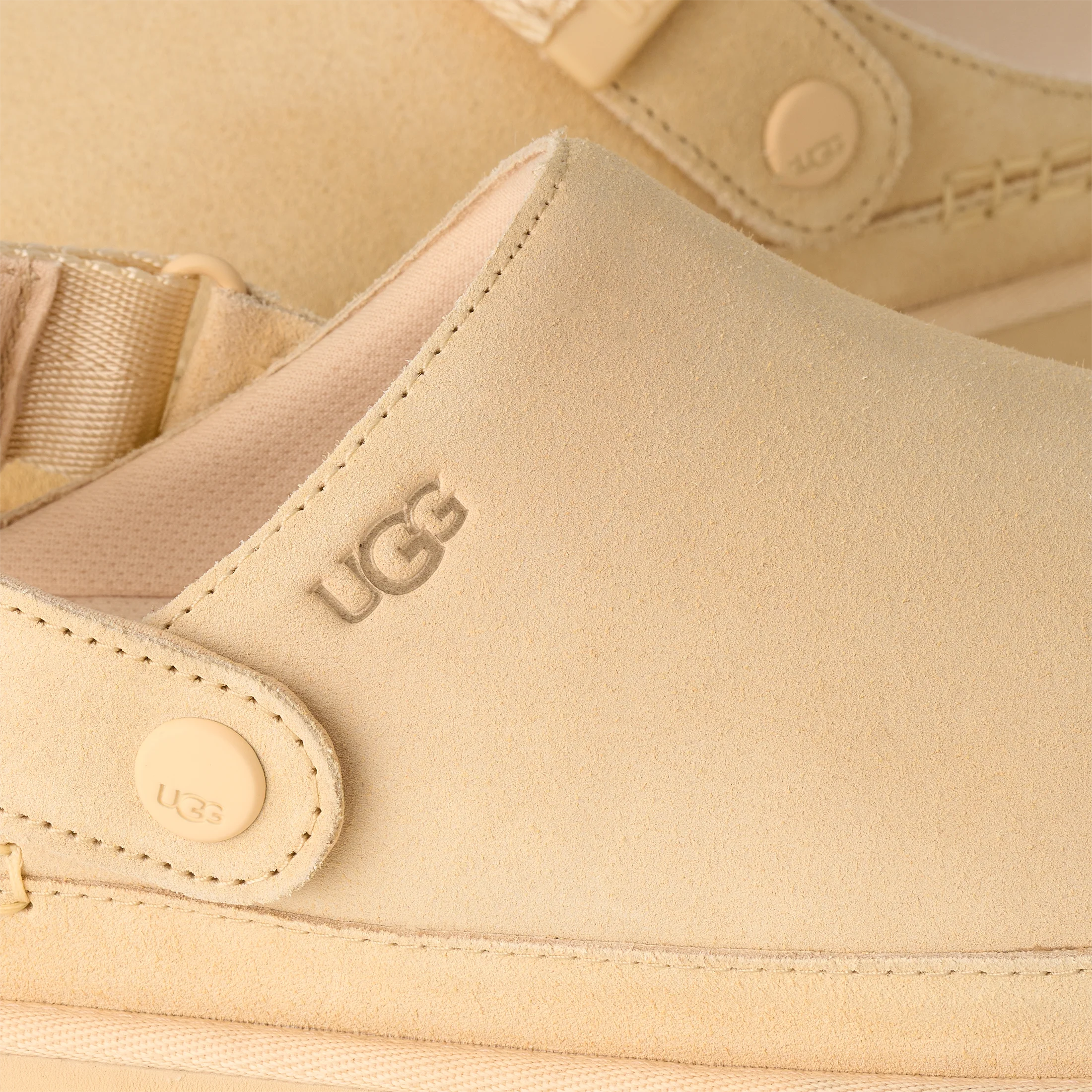 9821-ugg-goldenstar-clog-women-s-chestnut-1.webp
